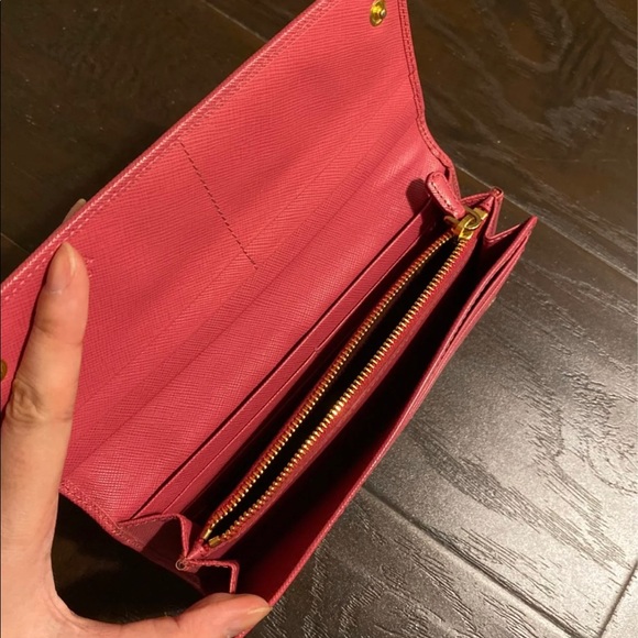 100% Authentic Prada Large Logo wallet - Picture 4 of 6